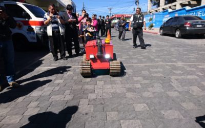 Estudiantes de la Meso Xela entregan robot bombero