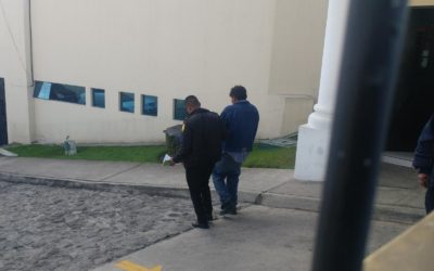 Propietario de vehículo lo sorprende robando piezas