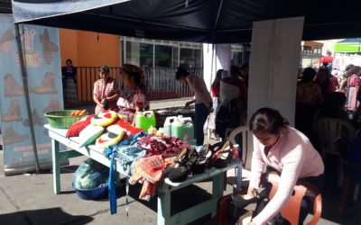 Mujeres exponen artículos que elaboraron en cursos formativos