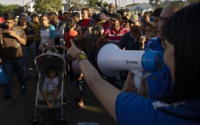 Crecen críticas por uso de gas lacrimógeno contra migrantes