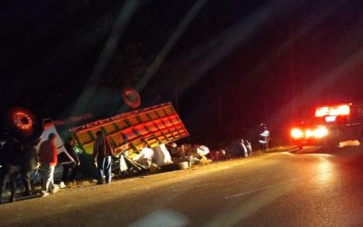 Tres heridos al volcar camión en la Interamericana