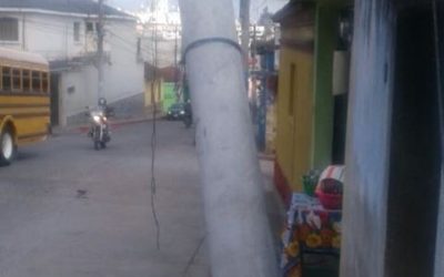 Advierten acciones por poste caído