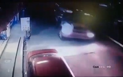 ((Vídeo))Pasajeros se salvan protagonizar accidente