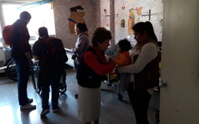 Misioneros entregan regalos en el HRO