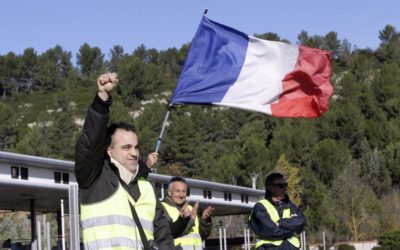 Francia suspende alza de impuestos a combustibles