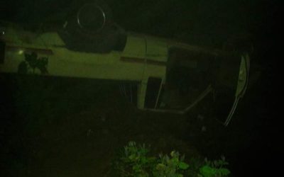 Comerciantes rescatados de barranco