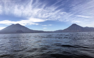 Lancha con capitán en estado de ebriedad, colisiona contra piedra en el lago de Atitlán