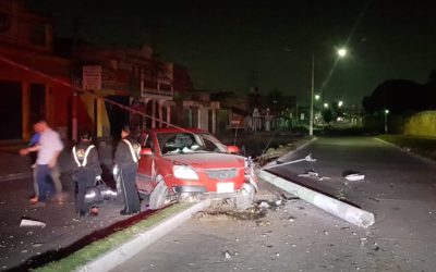 Vehículo colisiona contra poste del tendido eléctrico