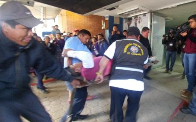 Trasladan a hombre que recibe descarga eléctrica