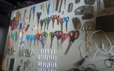 Tijeras, droga, cortaúñas, cuchillos y teléfonos hallan en requisa en preventivos de Xela