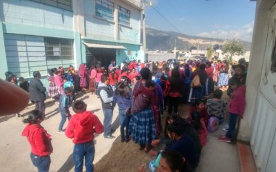 Padres de familia no dejan ingresar a maestros en escuela de Tierra Colorada Baja