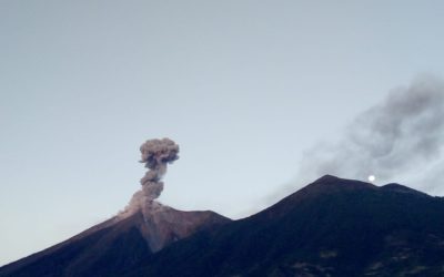 Monitorean aumento de actividad del volcán De Fuego