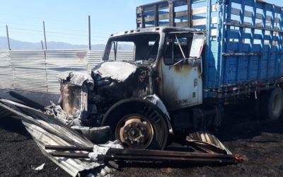 Incendio consume dos vehículos en el predio de la PMTQ