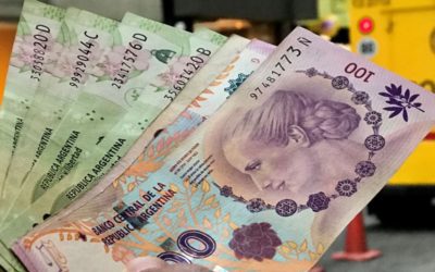 El peso argentino se devalúa en contexto económico adverso