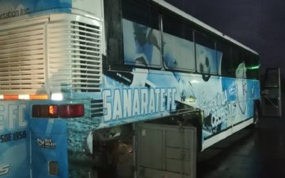 Jugador de Malacateco apoyó en reparación del bus de Sanarate