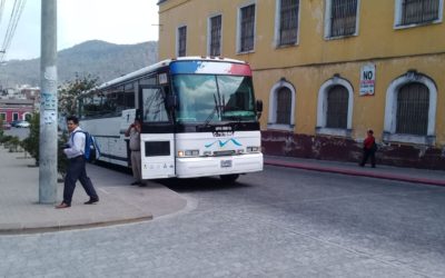 El bus de Xelajú está varado por bloqueo en la ruta CA-1