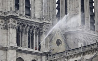 Trump ofrece condolencias y ayuda a Francia tras incendio de Notre-Dame