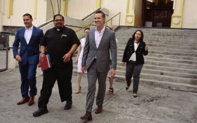 Gobernador de California vista El Salvador