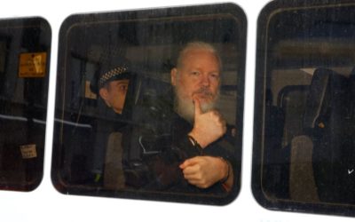 EE.UU. acusa a Assange de «conspiración» tras arresto en Londres