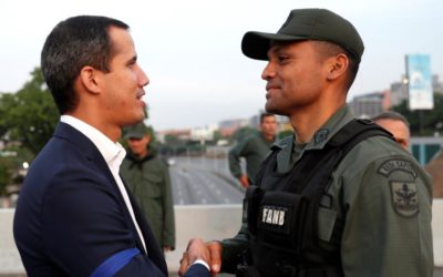 Guaidó pide levantamiento militar para derrocar a Maduro