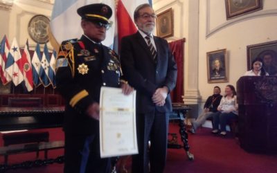 Alcalde de Xela entrega reconocimiento de Ciudadano Distinguido