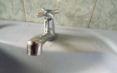Vecinos denuncian irregularidad en servicio de agua
