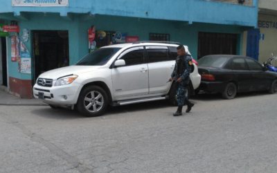 Inspeccionan vehículo con placas salvadoreñas