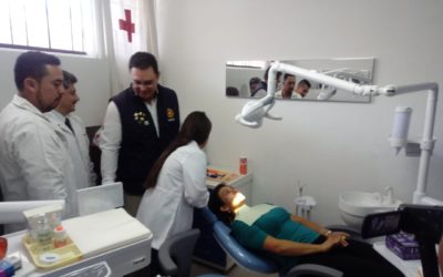 Odontólogos de Universidad Mesoamericana, en la nueva clínica de Cruz Roja