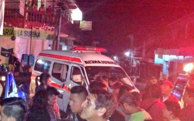Picop conducido por ladrones colisiona contra ambulancia en Coatepeque