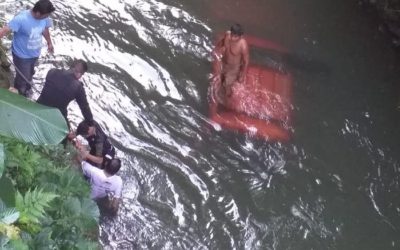Vehículo cae a río, hombre falleció ahogado