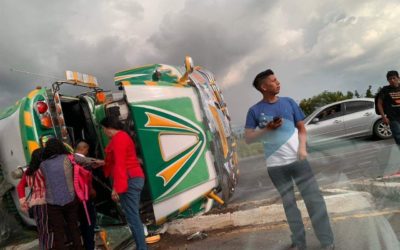 Bus volcado en la circunvalación de Salcajá, deja al menos 12 heridos