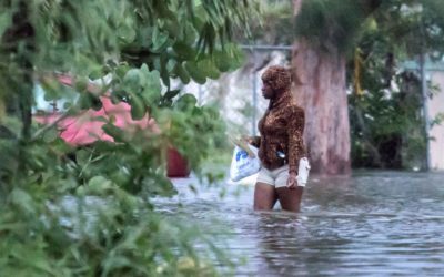Dorian se debilita a huracán de categoría 3 pero sigue siendo peligroso