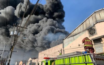 Incendio consume fábrica de plástico en Mixco