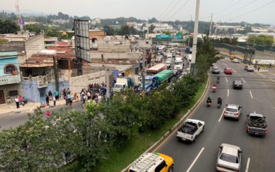 Despido masivo de empleados municipales, provoca caos vial en Mixco