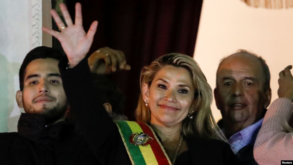 Presidenta interina de Bolivia promete nuevas elecciones