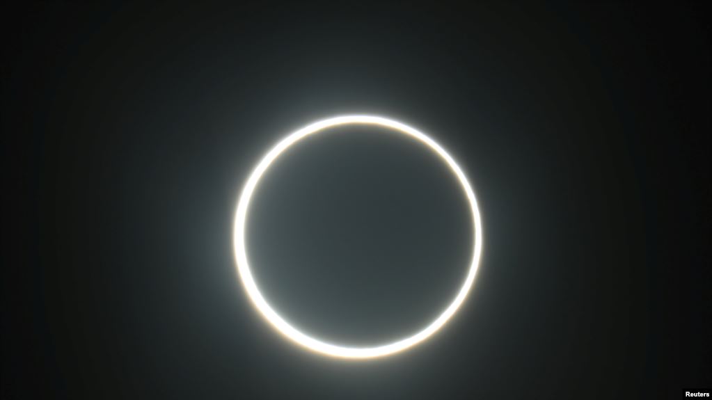 Miles observan raro eclipse de sol en el Oriente Medio y Asia