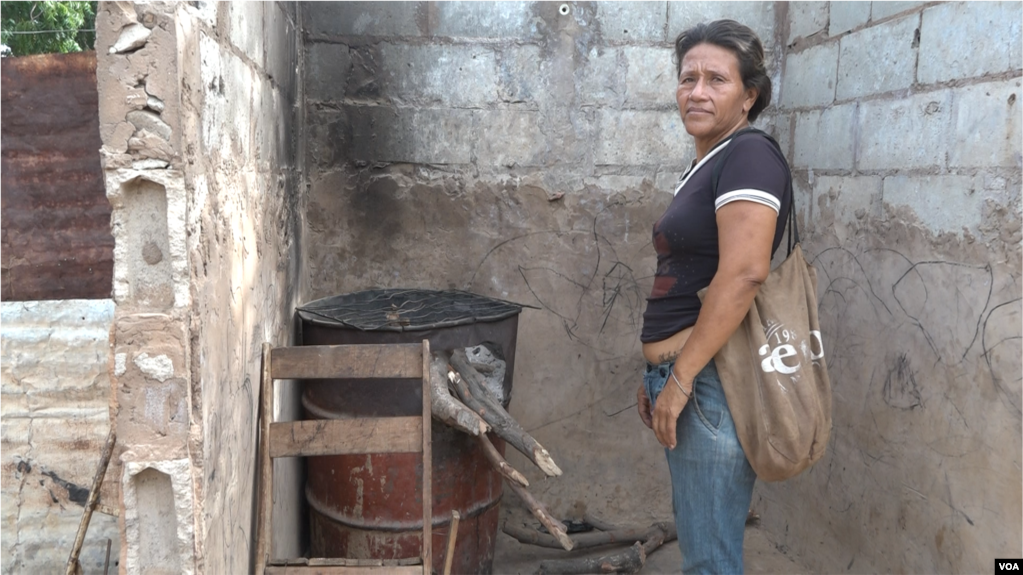 Con leña, la rudimentaria técnica de cocinar en Venezuela a falta de gas