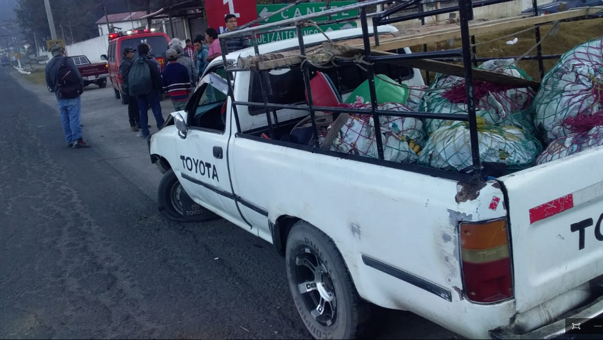 Picop vuelca por esquivar a motorista que rebasaba