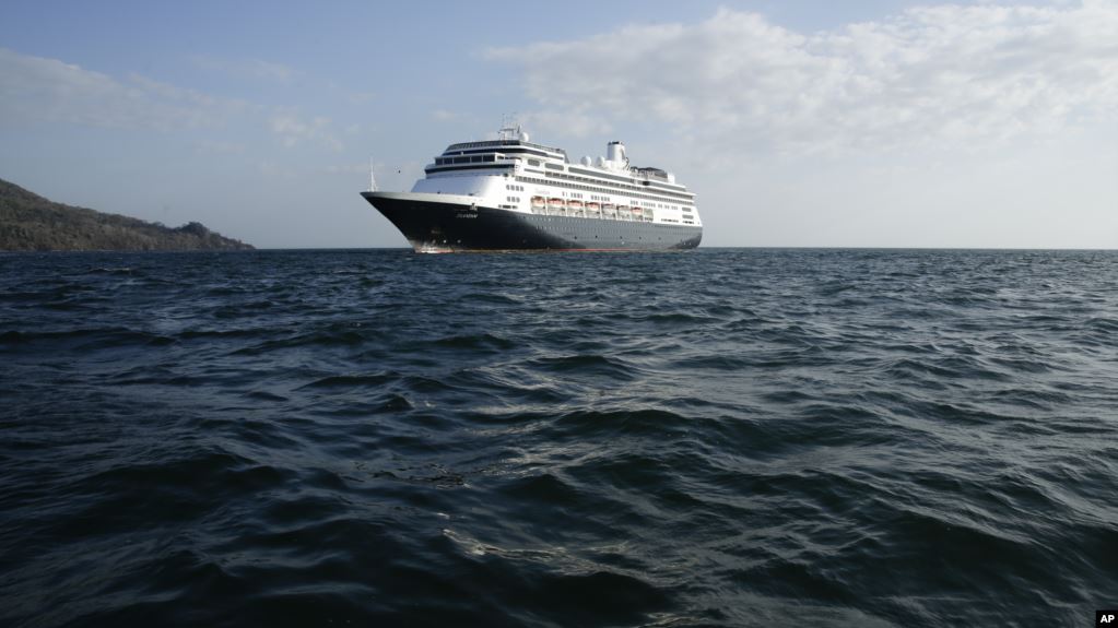 Cruceros impactados por coronavirus cruzan el Canal de Panamá
