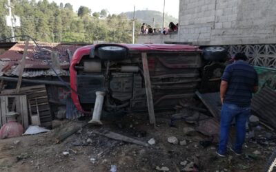 Señalan a piloto de estar ebrio, atropellar a ciclista y terminar con vehículo volcado en el interior de vivienda