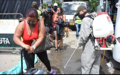 Restricciones de Venezuela agravan crisis de migrantes que buscan regresar desde Colombia