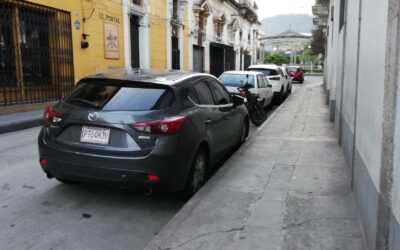 Aún esperan a los dueños de vehículos que levantaron sospecha de fiesta clandestina en Xela