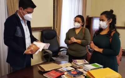 Realizan donación de libros, que serán entregados a pacientes con COVID-19 en el hospital de CEFEMERQ