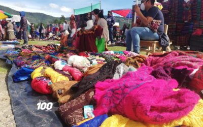 Comerciantes y tejedores se las ingenian para vender productos