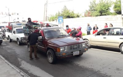 Comunitarios en Xela controlan sobrecarga en picops y otros vehículos