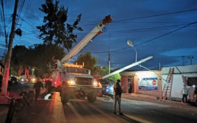 Colisión provoca caída de poste en la Calle Rodolfo Robles, Quetzaltenango