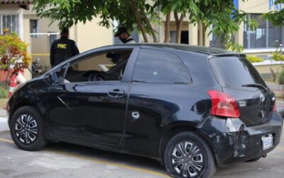 Mujer y dos hombres disparan contra agentes PNC tras robar vehículo