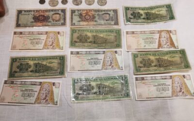 ¿Pesetas en Xela? Conozca la historia del quetzalteco que colecciona de billetes antiguos del extranjero y nacionales