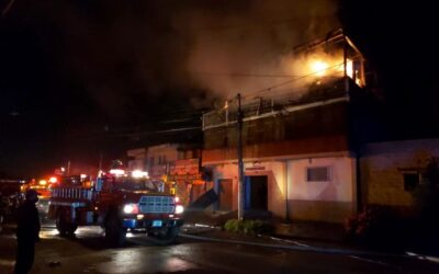 Satisfactoria intervención de bomberos en incendio que alarmó anoche a vecinos de Xela