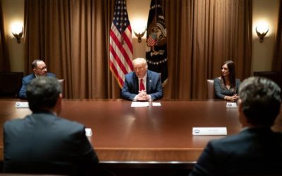 Presidente Trump lamenta arresto y acusación contra su exconsejero Steve Bannon